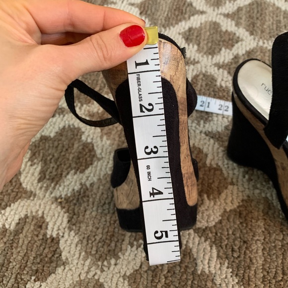 Adorable Black Peep-toe Platforms! - Picture 3 of 4